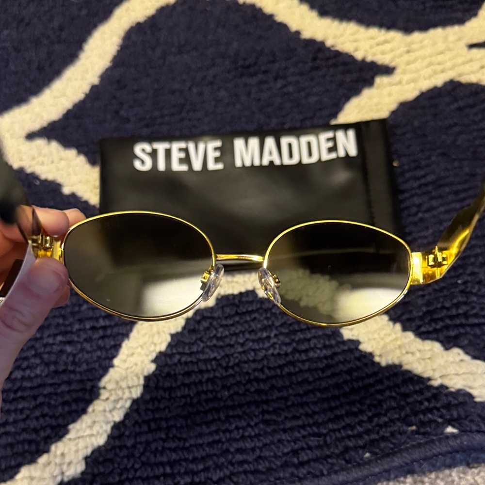Steve Madden Black and Gold Sunglasses - 90s/y2k - Picture 5 of 8
